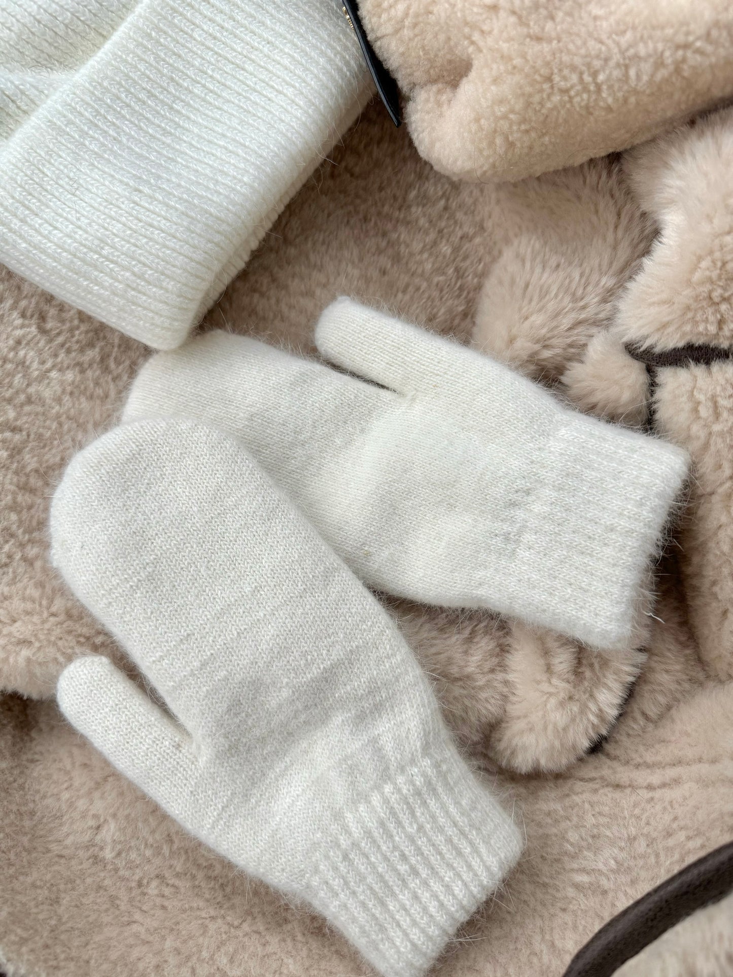 Hana mittens white