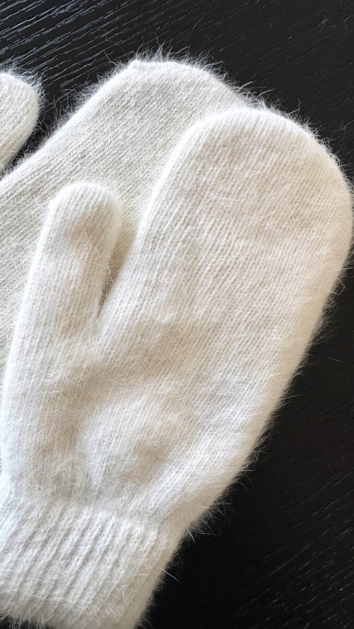 Hana mittens white